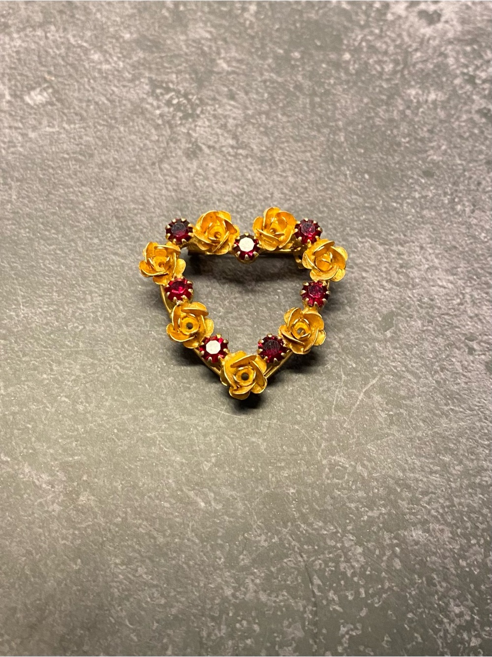 Vintage MCM Unsigned Gold Tone Open Heart Rose Wreath Brooch w/Red Rhinestones